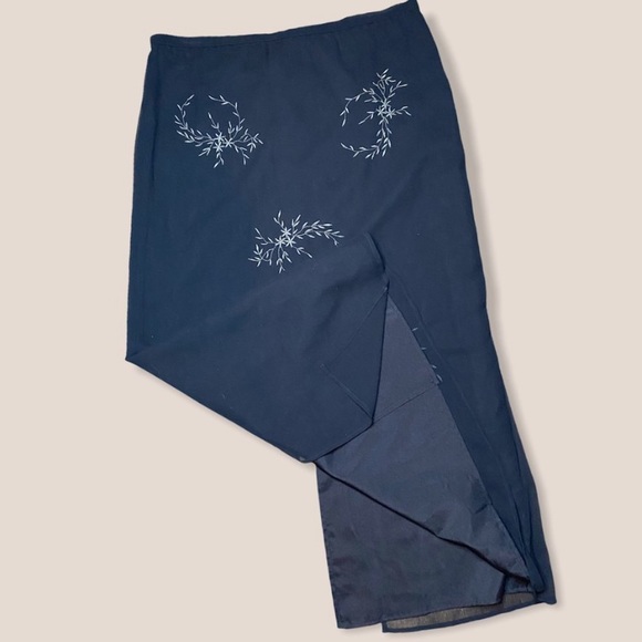 Beautiful embroidered black maxi skirt. - Picture 2 of 4